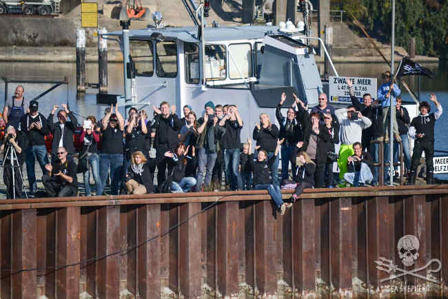 Unterstützer begrüßen die zurückkehrenden Sea Shepherd-Crews in Bremen. Foto: Guiga Pirá