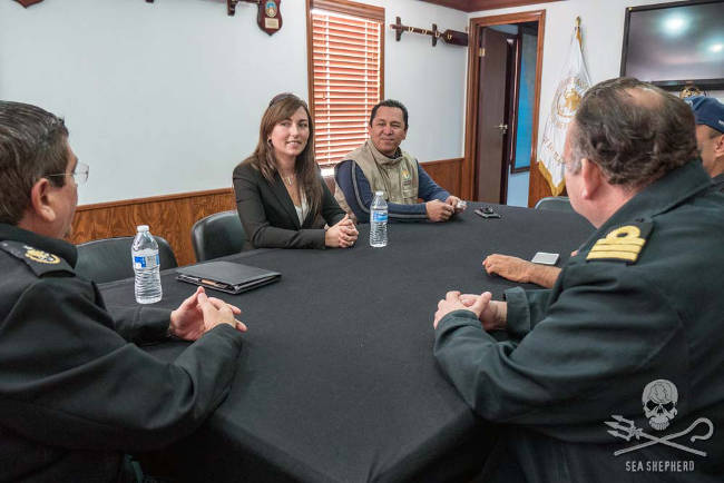 Oona Layolle trifft mexikanische Behörden. Foto: Sea Shepherd/Carolina A Castro