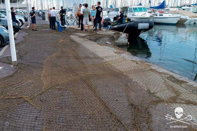 Teile des Geisternetzes in Le Coulombray, die am 5. August von Sea Shepherd geborgen wurden.