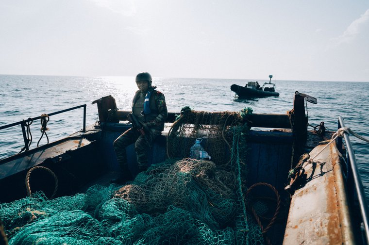 Ein Marinesoldat auf dem Achterdeck einer der festgesetzten illegalen Schleppnetzschiffe.