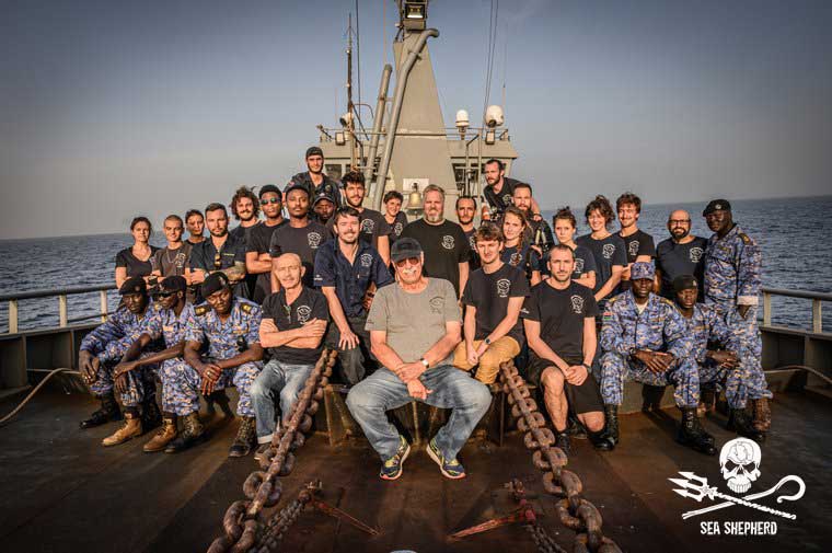 Die Crew der BOB BARKER bei OPERATION GAMBIAN COASTAL DEFENSE mit Philip Wollen. Foto: Christiano Menci/Sea Shepherd